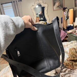 Elegant Black Leather Shoulder Bag MARC JACOBS